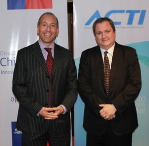 (izq-der) Roberto Pinedo, director de ChileCompra, y Jaime Soto, presidente de la ACTI.